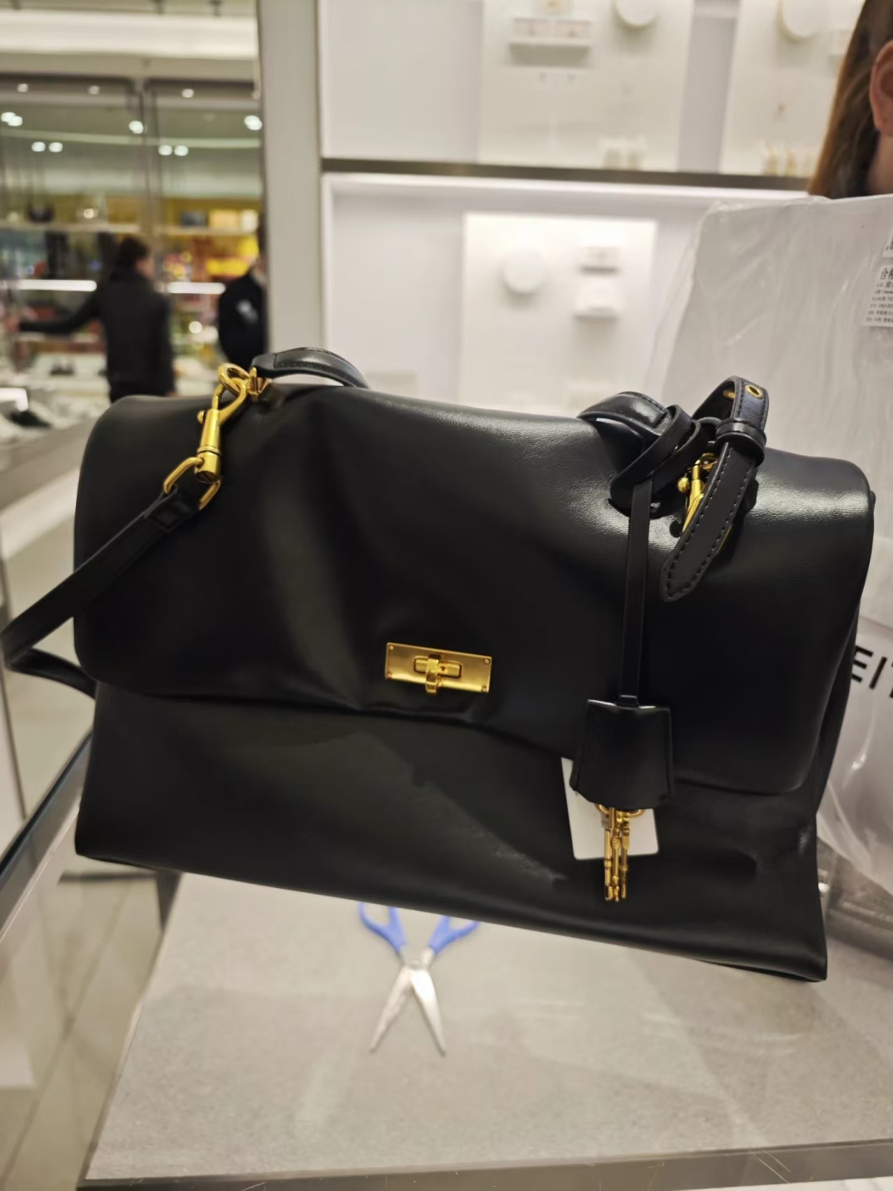 Fashion Soft Fold Leather Flap Handbag Retro Metal Turn Lock Women Designer Underarm Shoulder Bag For Commute Party