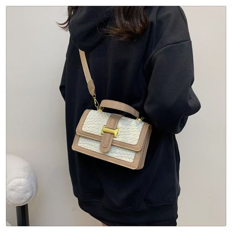 Factory Wholesale Women Woven Texture Small Handheld Square Bag Luxury Gold Lock Flap Crossbody Shoulder Bag Custom Logo Low MOQ